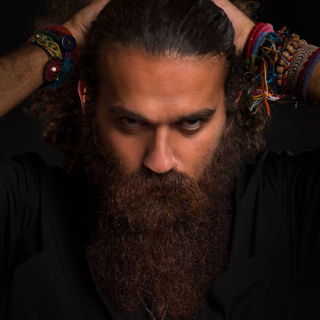 Hombre con barba completa y poblada que cubre mejillas, mandíbula y barbilla