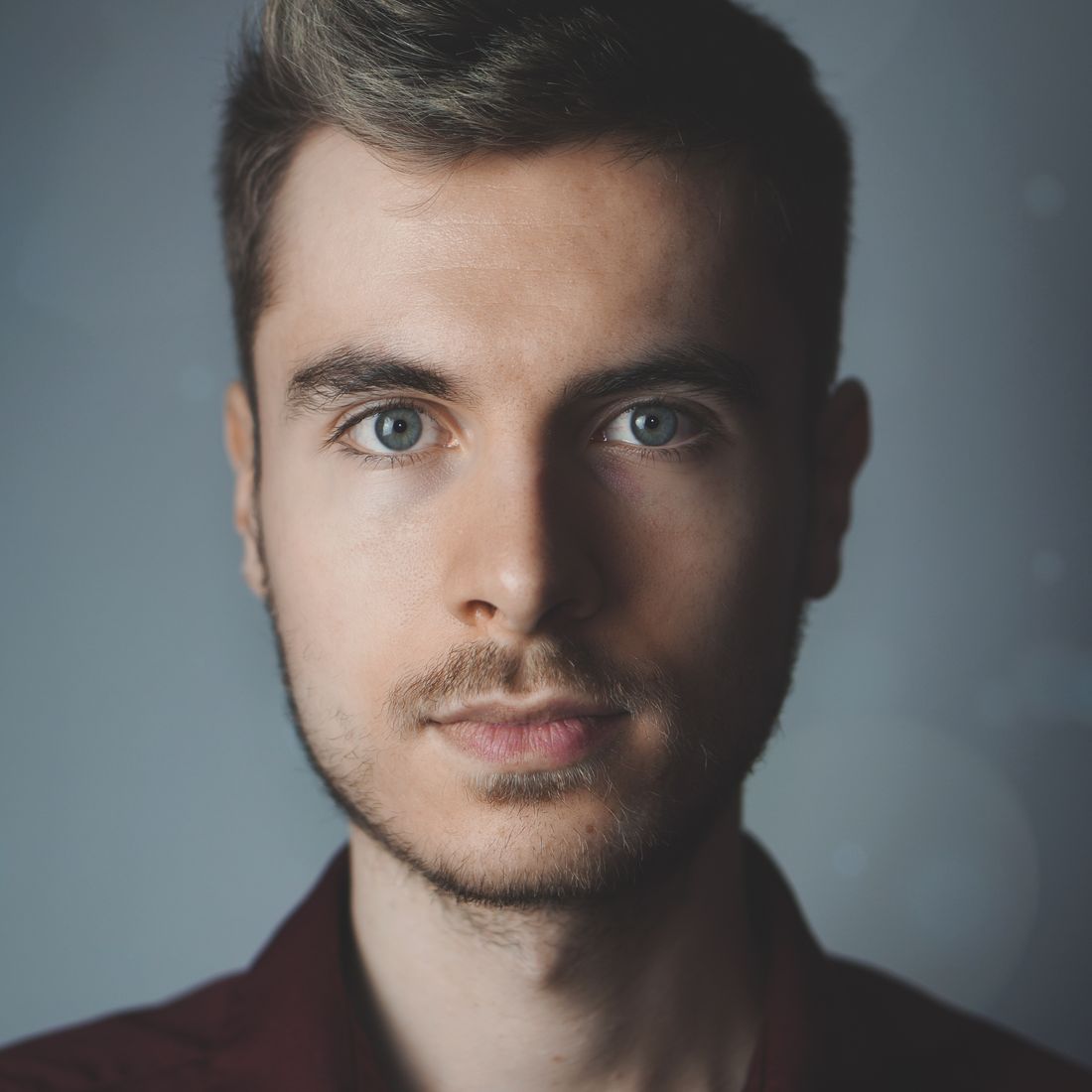 Hombre con barba de tres días, pelo muy corto y uniforme por toda la cara