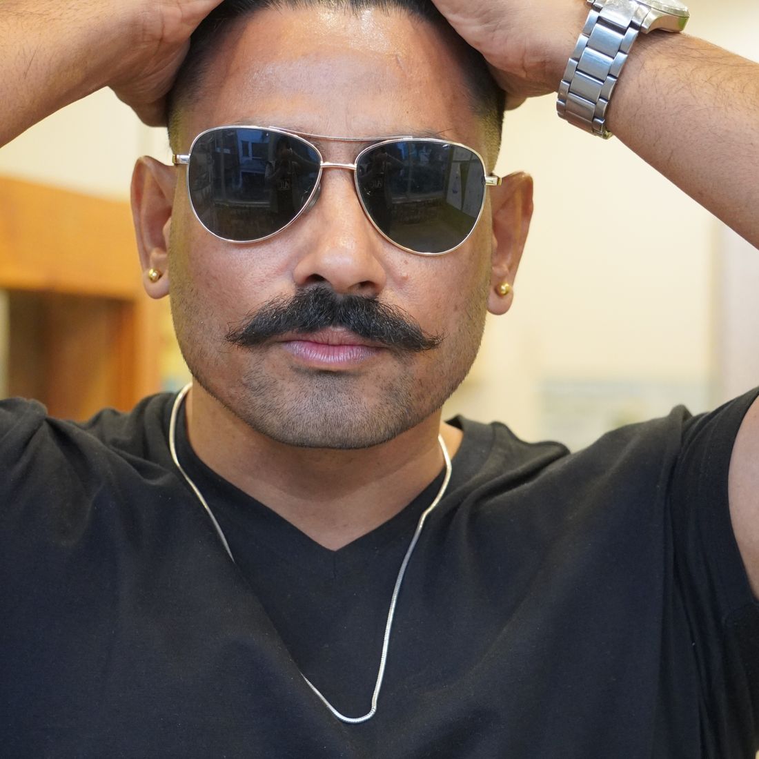 Hombre con bigote clásico poblado sobre el labio y el resto de la cara afeitada